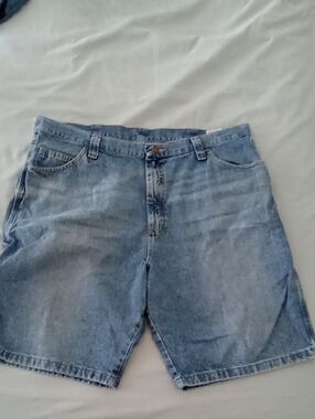 Mens Wrangler Shorts - 7 Pockets - Excellent Condition - Sz 40